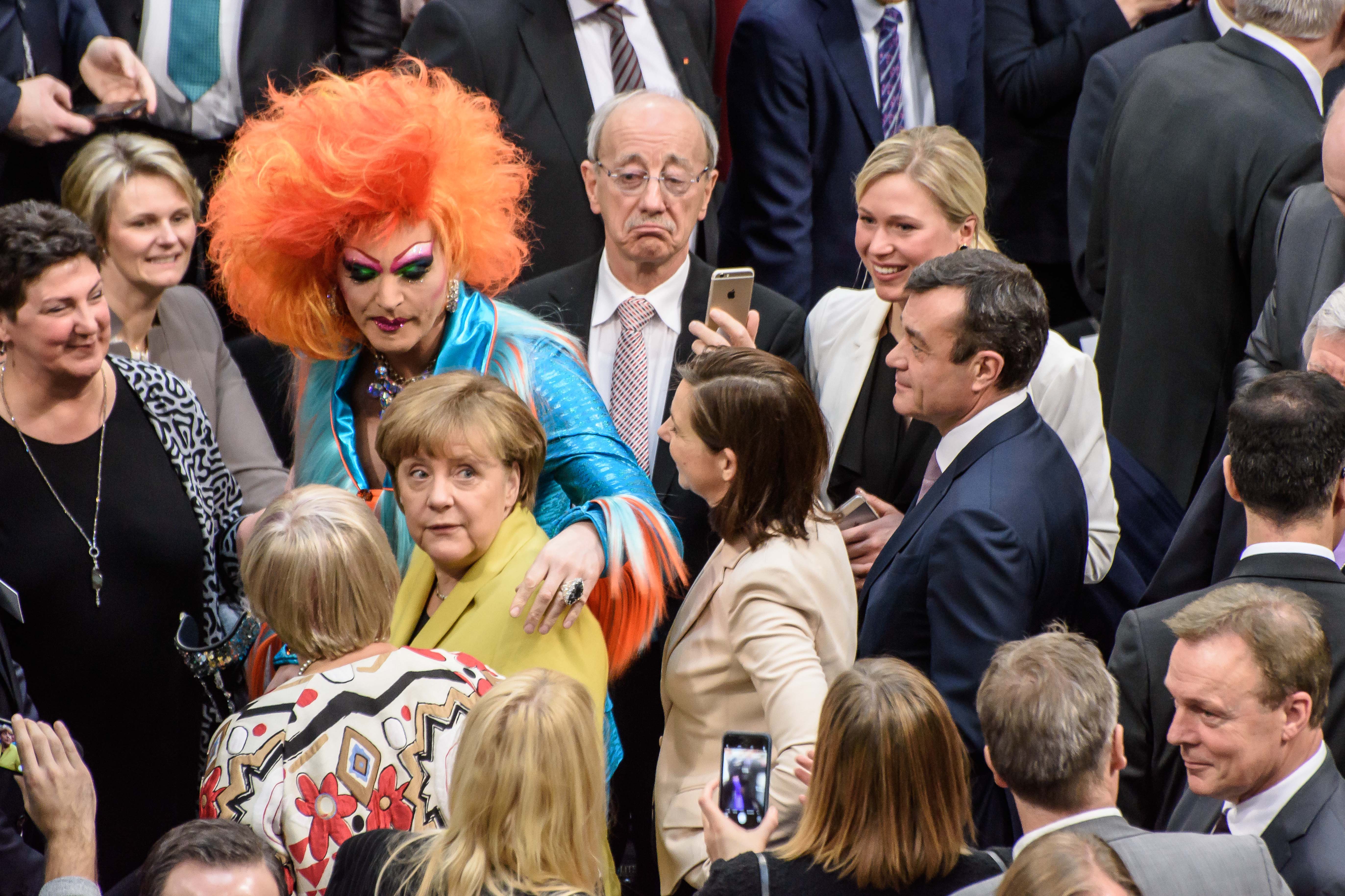 Berlin, Olivia Jones umarmt Angela Merkel im Bundestag